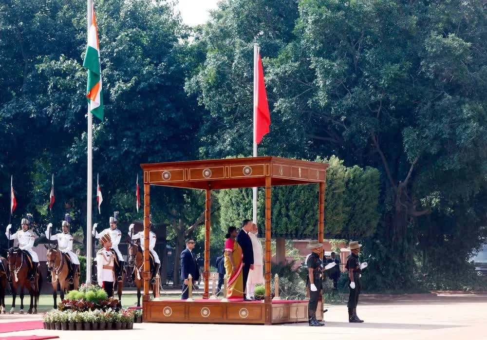 Tổng Bí thư, Chủ tịch nước Tô Lâm cùng Tổng thống Droupadi Murmu và Thủ tướng Narendra Modi trên bục danh dự, thực hiện nghi lễ chào cờ.