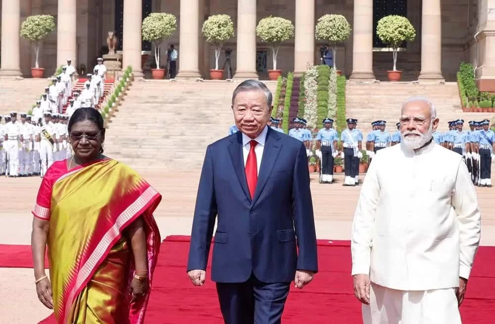 Tổng thống Droupadi Murmu và Thủ tướng Narendra Modi đồng chủ trì Lễ đón trọng thể Tổng Bí thư, Chủ tịch nước Tô Lâm thăm cấp Nhà nước tới Cộng hòa Ấn Độ.