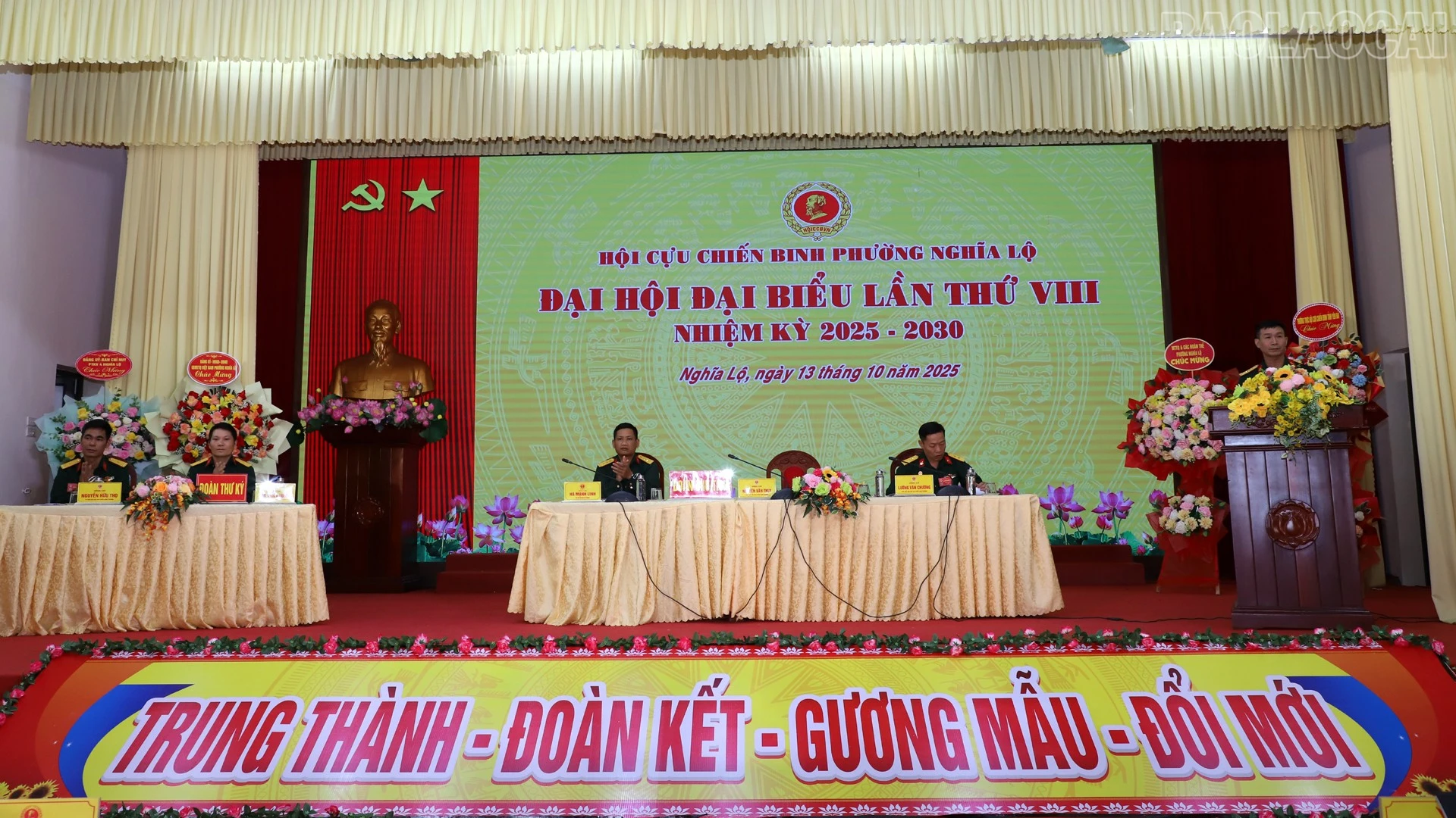 Đoàn Chủ tịch điều hành đại hội.