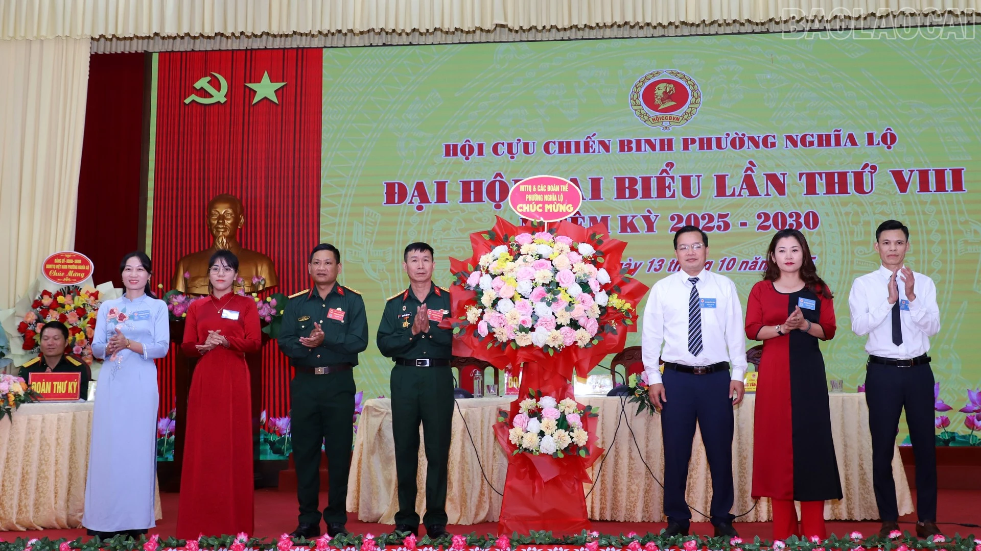 Ủy ban Mặt trận Tổ quốc phường tặng hoa chúc mừng đại hội.
