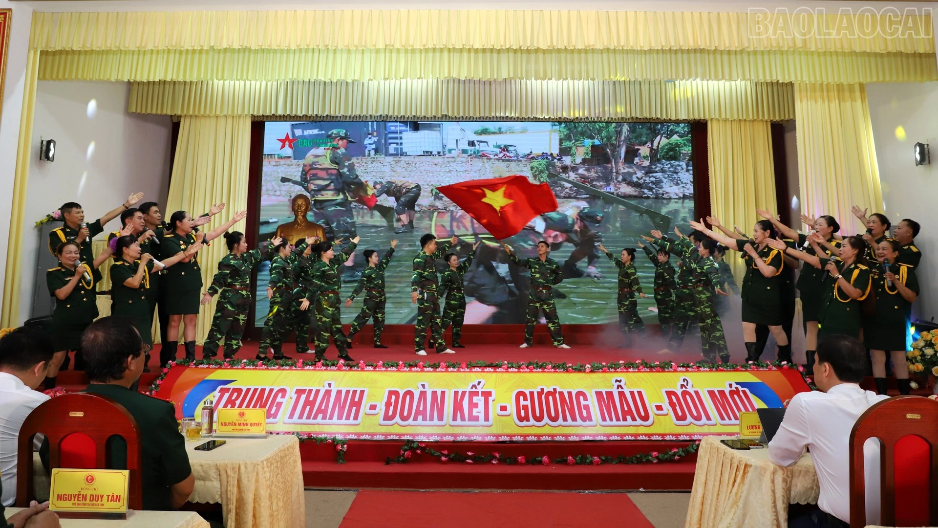 Văn nghệ chào mừng đại hội.