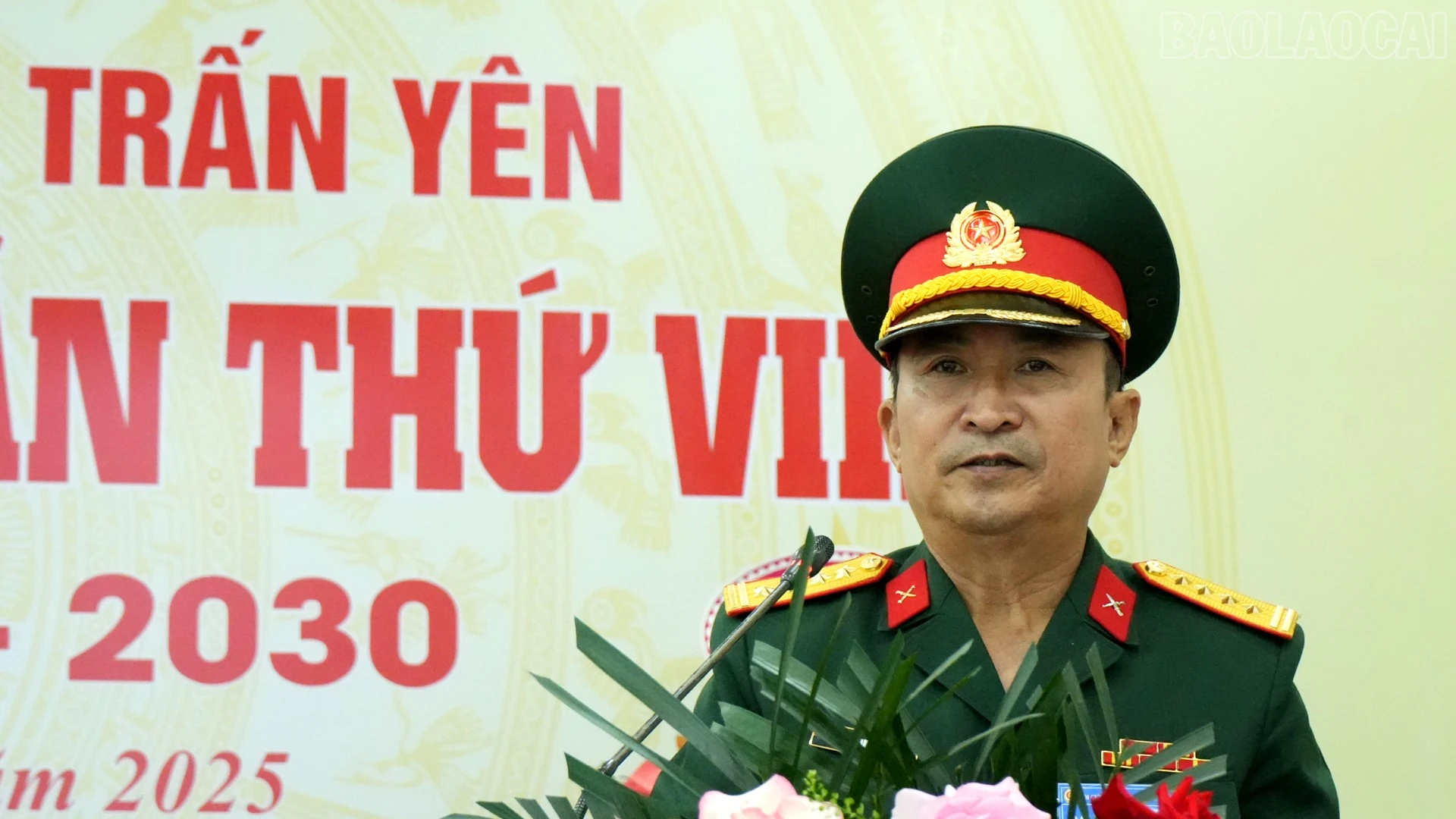Lãnh đạo tỉnh hội phát biểu và tặng hoa đại hội.