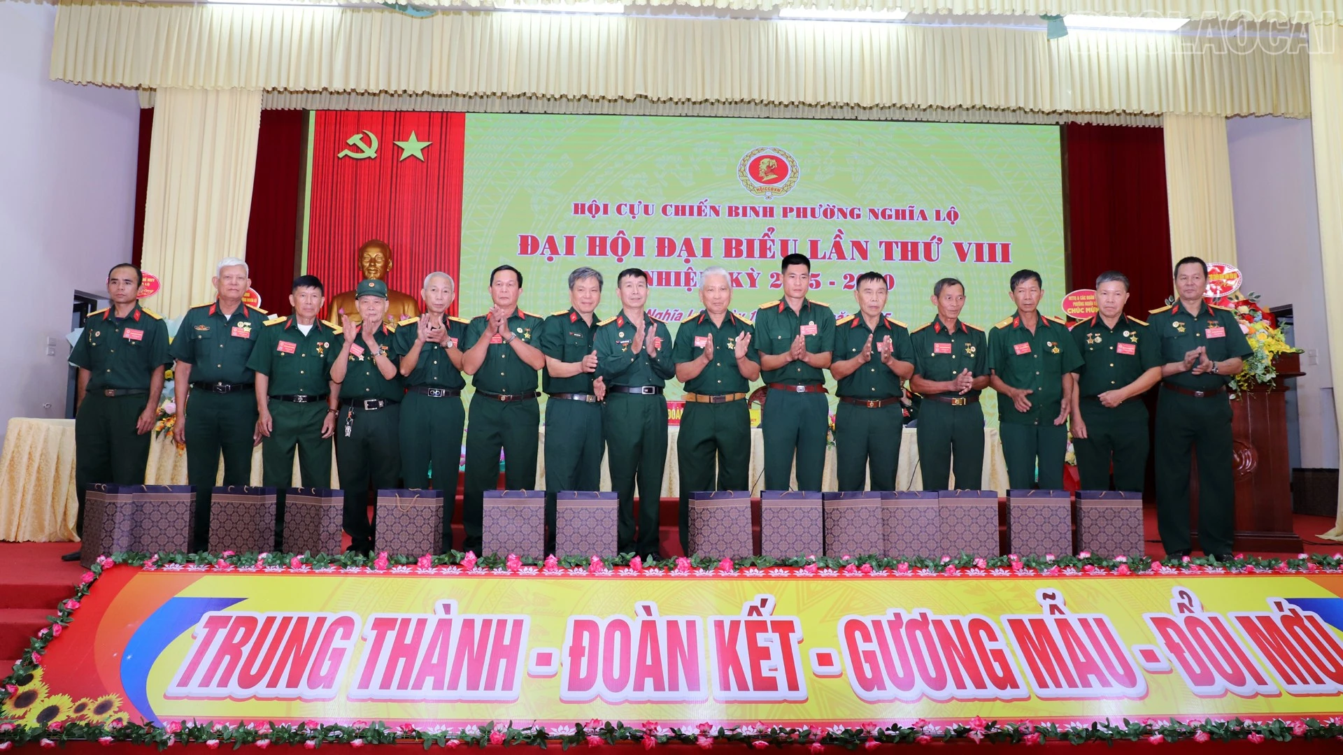 Chia tay Ban chấp hành hội khóa cũ.