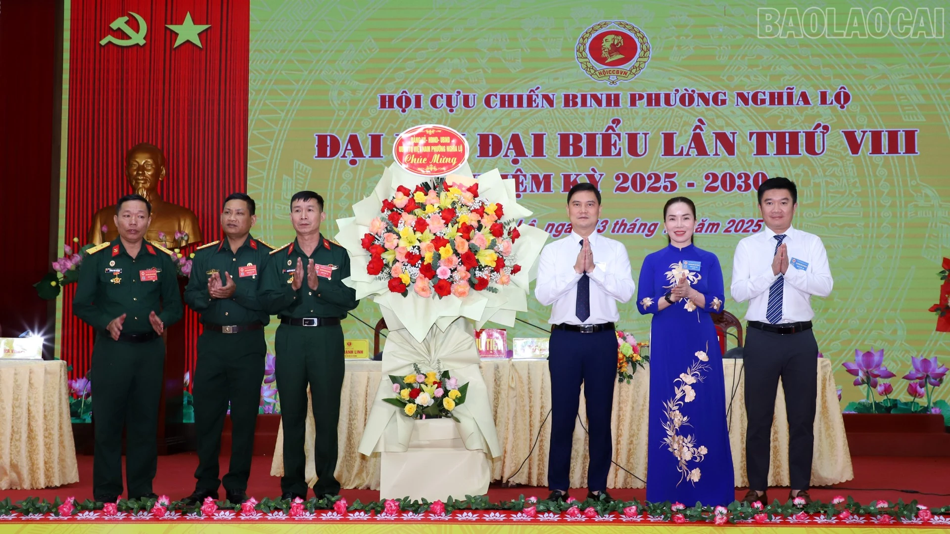 Ban Thường vụ Đảng ủy phường Nghĩa Lộ tặng hoa chúc mừng đại hội.
