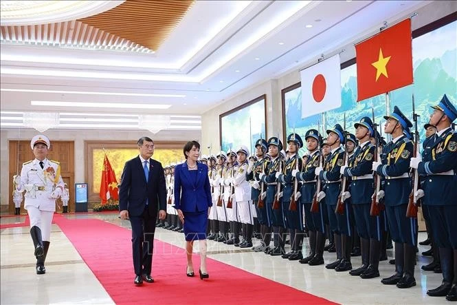 Thủ tướng Lê Minh Hưng và Thủ tướng Nhật Bản Takaichi Sanae duyệt Đội danh dự Quân đội nhân dân Việt Nam.