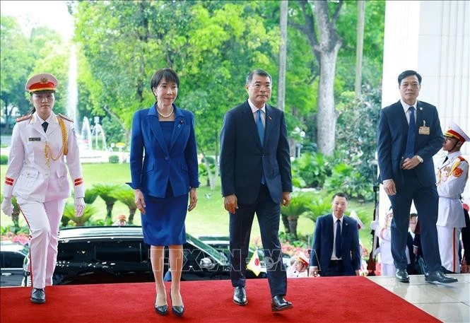 Thủ tướng Lê Minh Hưng đón Thủ tướng Nhật Bản Takaichi Sanae.