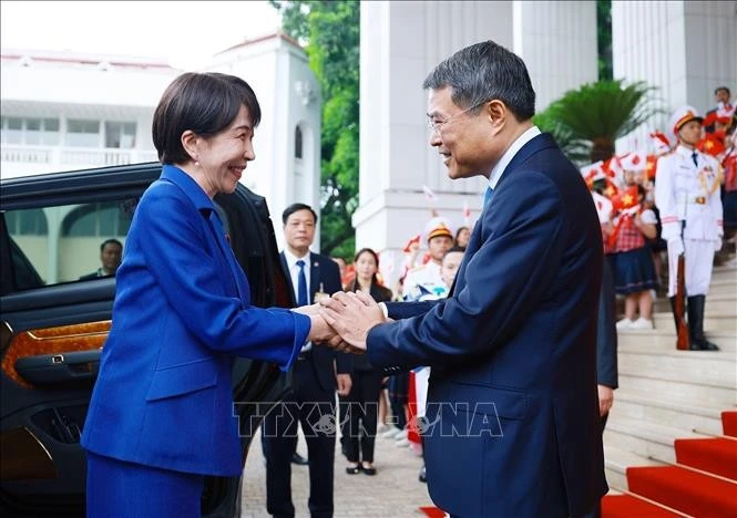 Thủ tướng Lê Minh Hưng đón Thủ tướng Nhật Bản Takaichi Sanae.