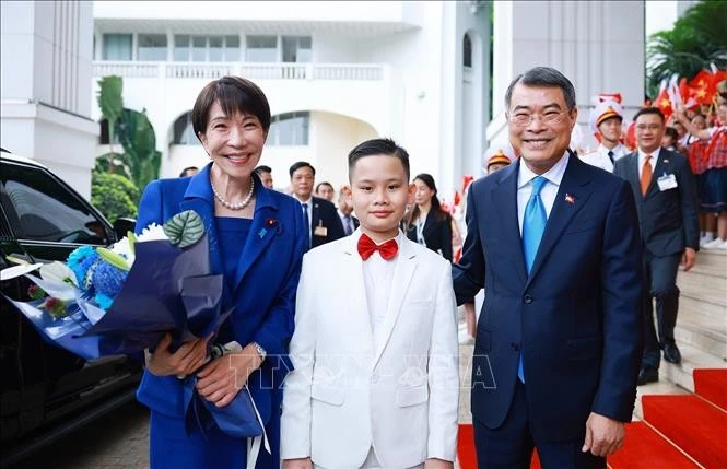 Thiếu nhi thủ đô tặng hoa chào đón Thủ tướng Nhật Bản Takaichi Sanae sang thăm chính thức Việt Nam.