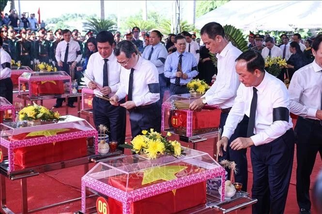 Lãnh đạo Đảng, Nhà nước dâng hương tri ân các Anh hùng liệt sĩ. Ảnh: Hoàng Hiếu/TTXVN