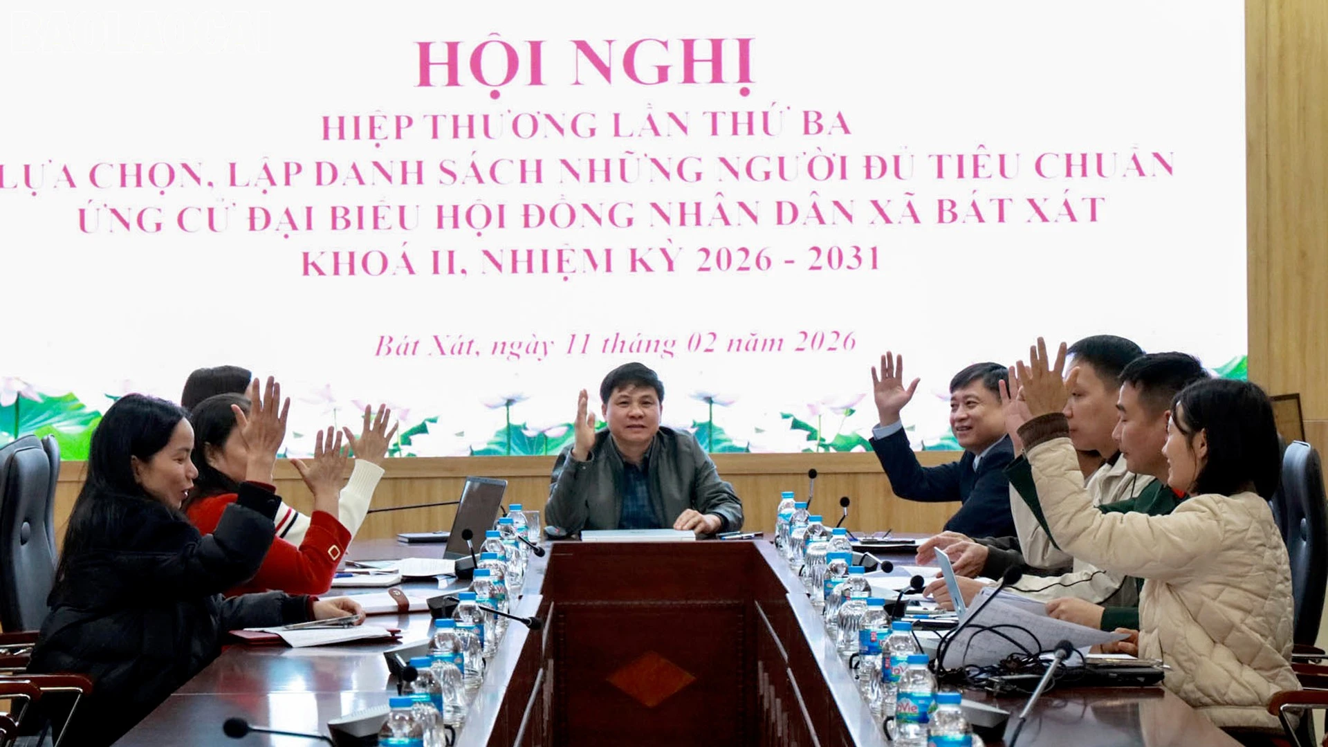 Các đại biểu biểu quyết thông qua danh sách đại biểu.