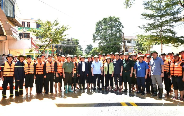 Phó Thủ tướng Hồ Đức Phớc cùng lãnh đạo tỉnh Lạng Sơn động viên lực lượng làm nhiệm vụ ứng phó ngập lụt tại Hữu Lũng.