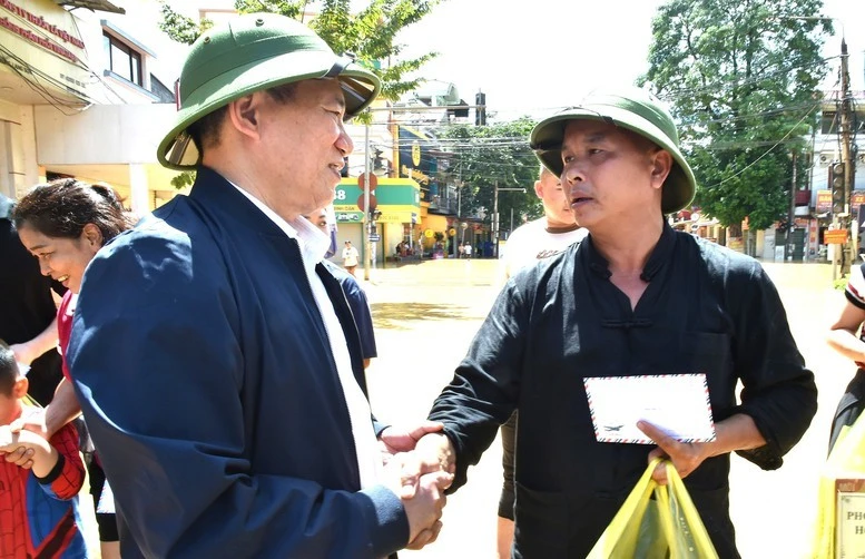 Phó Thủ tướng Chính phủ Hồ Đức Phớc thăm hỏi, tặng quà người dân xã Hữu Lũng.