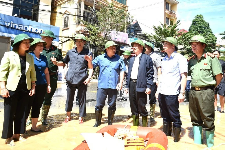 Phó Thủ tướng Hồ Đức Phớc kiểm tra thực tế công tác ứng phó ngập úng tại xã Hữu Lũng, Lạng Sơn.