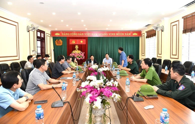 Phó Thủ tướng Chính phủ Hồ Đức Phớc kiểm tra công tác phòng chống mưa lũ do hoàn lưu bão số 11 gây ra tại tỉnh Lạng Sơn.
