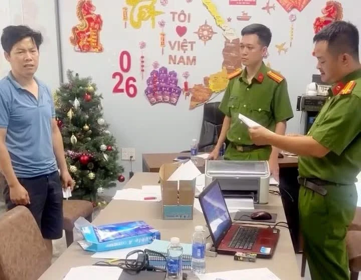 Cơ quan điều tra khám xét trụ sở của các đối tượng tại phường Hòa Khánh, Đà Nẵng.