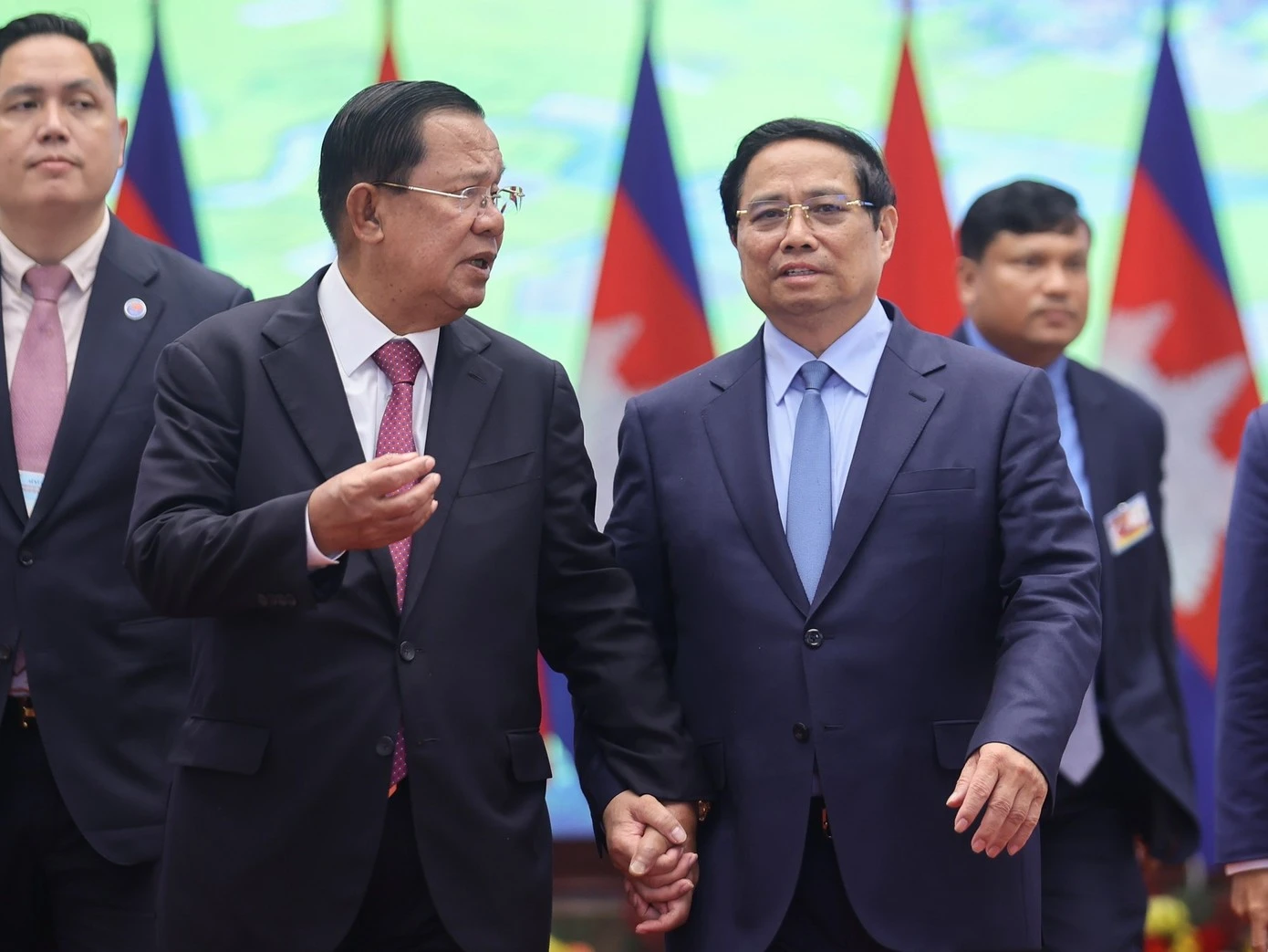 Thủ tướng Phạm Minh Chính và Chủ tịch Thượng viện Campuchia Hun Sen trò chuyện trong cuộc hội kiến ngày 2/9.