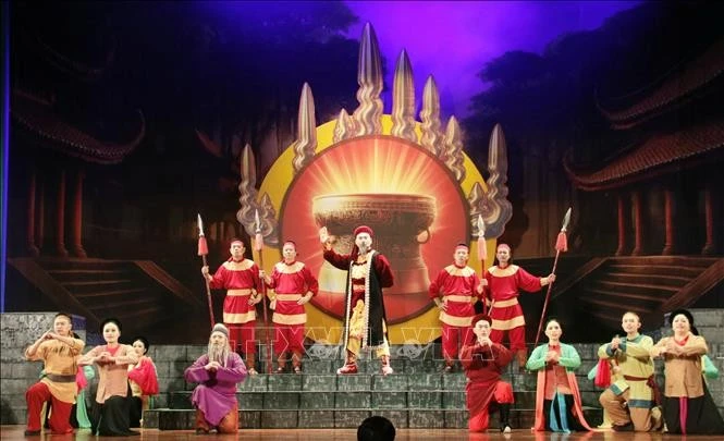 Một cảnh trong Vở diễn “Thiên mệnh” do Nhà hát Chèo tỉnh Bắc Ninh biểu diễn. Ảnh: Đồng Thúy/TTXVN