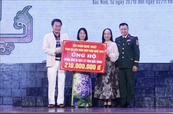 Các đoàn nghệ thuật tham gia Liên hoan trao ủng hộ đồng bào bị bão lũ tỉnh Bắc Ninh.