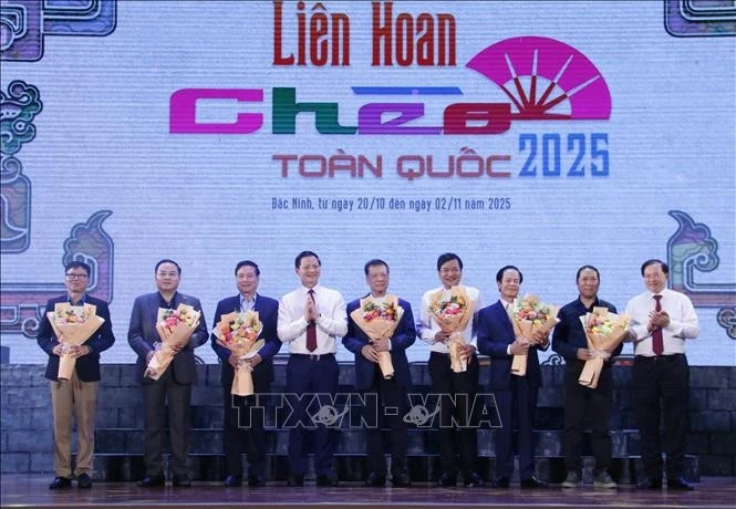 Lãnh đạo Bộ Văn hóa, Thể thao và Du lịch; lãnh đạo Ủy ban nhân dân tỉnh Bắc Ninh tặng hoa cho Hội đồng Nghệ thuật.