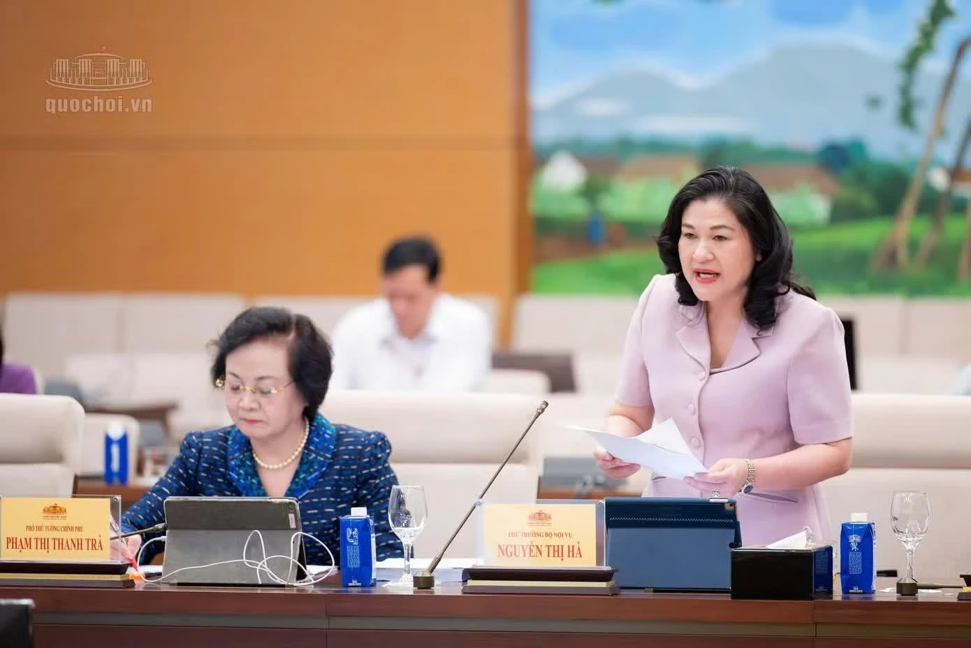 Thứ trưởng Bộ Nội vụ Nguyễn Thị Hà phát biểu tại phiên họp. (Ảnh: QH)