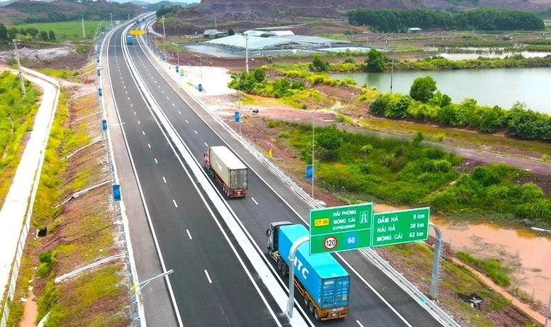 Việc đầu tư kết nối giữa đường bộ với các đầu mối vận tải chưa thực sự đồng bộ, đặc biệt trong giai đoạn đầu khai thác các cảng, sân bay mới.