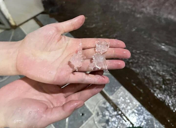 Mưa đá ở nhiều nơi tại Hà Nội.