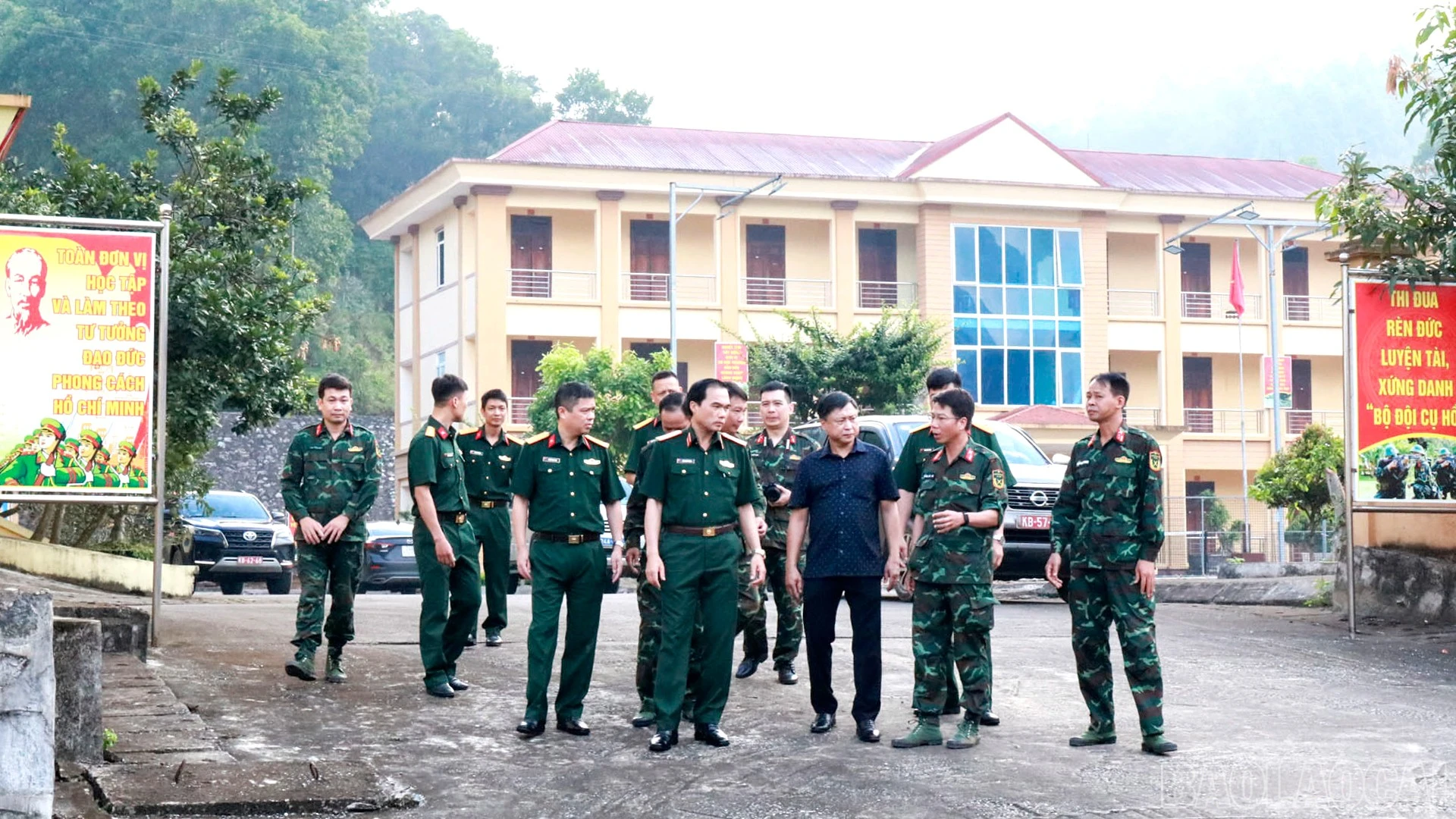 Thiếu tướng Đặng Quốc Đồng thăm hỏi, động viên Đội tìm kiếm, quy tập hài cốt liệt sĩ tại xã Bát Xát.