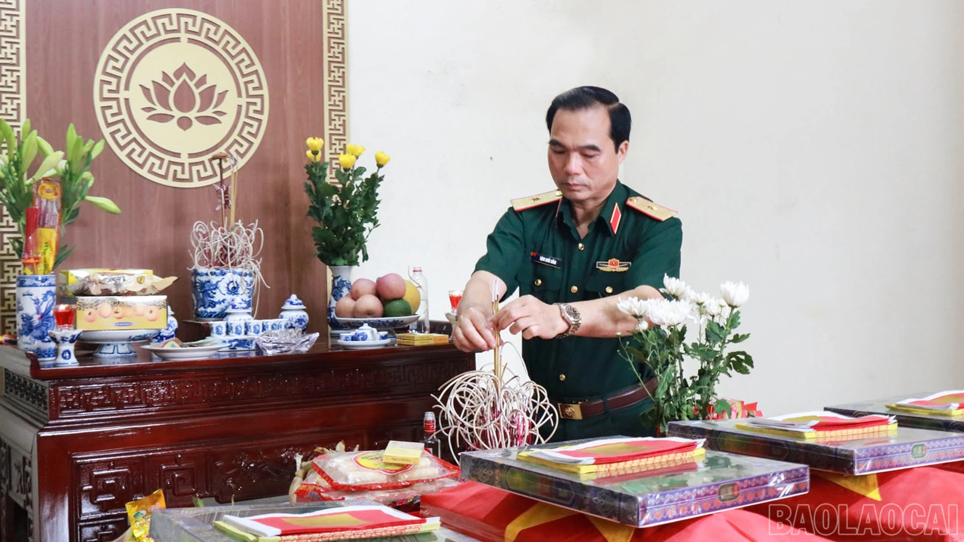 Thiếu tướng Đặng Quốc Đồng dâng hương trước hài cốt các anh hùng liệt sĩ tại nhà quàn Ban Chỉ huy Quân sự xã Bát Xát.