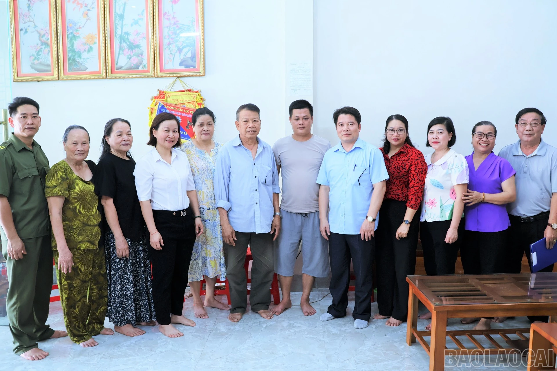 Ban Thường trực Ủy ban Mặt trận Tổ quốc Việt Nam xã Lục Yên tuyên truyền, vận động các hộ dân ký cam kết.