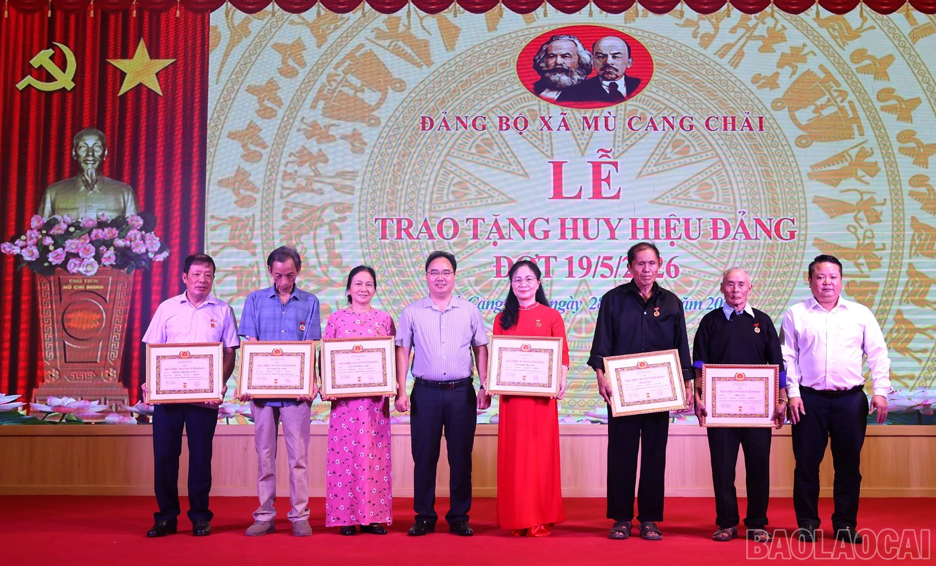 Lãnh đạo Đảng ủy xã Mù Cang Chải trao, truy tặng Huy hiệu Đảng cho các đảng viên.