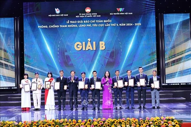 Đồng chí Phan Đình Trạc, Ủy viên Bộ Chính trị, Bí thư Trung ương Đảng, Trưởng ban Nội chính Trung ương và đồng chí Võ Thị Ánh Xuân, Ủy viên Trung ương Đảng, Phó Chủ tịch nước trao giải B cho tác giả và nhóm tác giả.