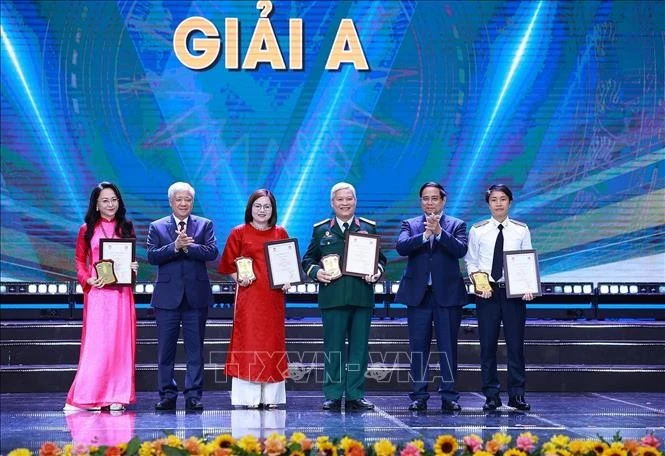 Thủ tướng Phạm Minh Chính và Chủ tịch Ủy ban Trung ương MTTQ Việt Nam Đỗ Văn Chiến trao Giải A cho 4 tác giả, nhóm tác giả đoạt giải.