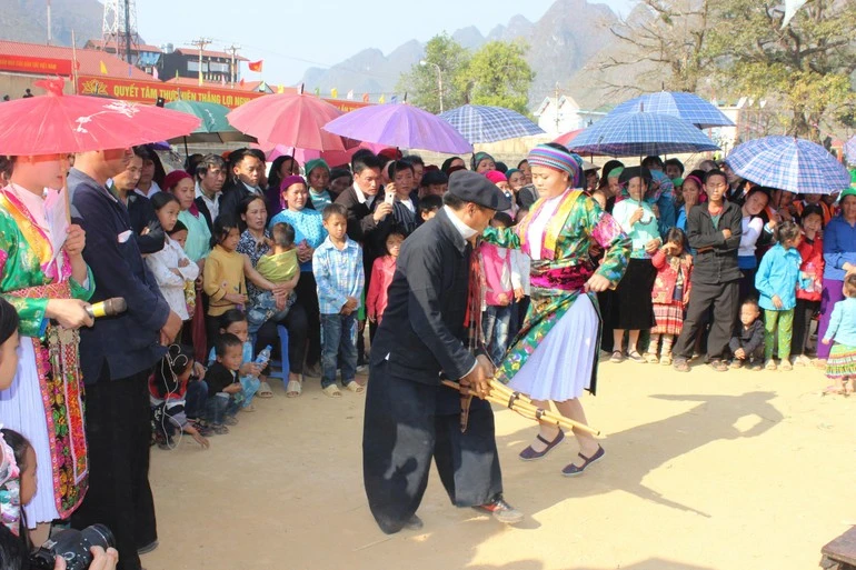 Đồng bào dân tộc thiểu số sinh sống trên các xã vùng Cao nguyên đá Đồng Văn còn gìn giữ nhiều nét văn hóa đặc sắc.