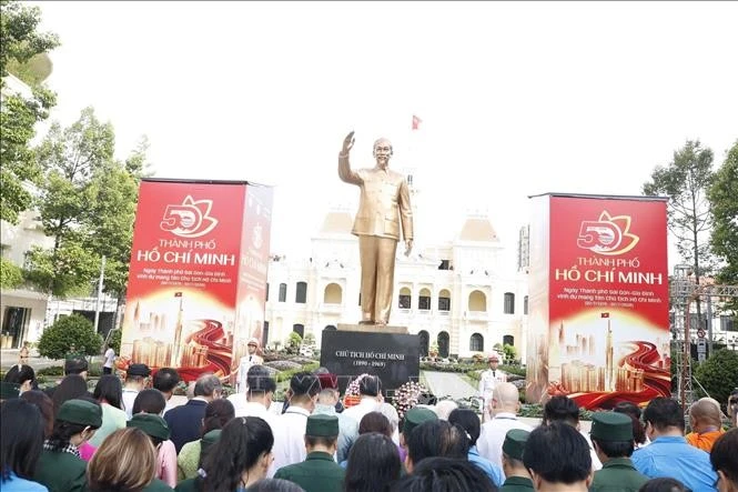 Tượng đài Chủ tịch Hồ Chí Minh trên đường Nguyễn Huệ, phường Sài Gòn.