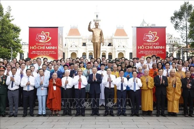 Tổng Bí thư, Chủ tịch nước Tô Lâm, các đồng chí lãnh đạo, nguyên lãnh đạo Đảng, Nhà nước tại công viên tượng đài Chủ tịch Hồ Chí Minh (đường Nguyễn Huệ, phường Sài Gòn).