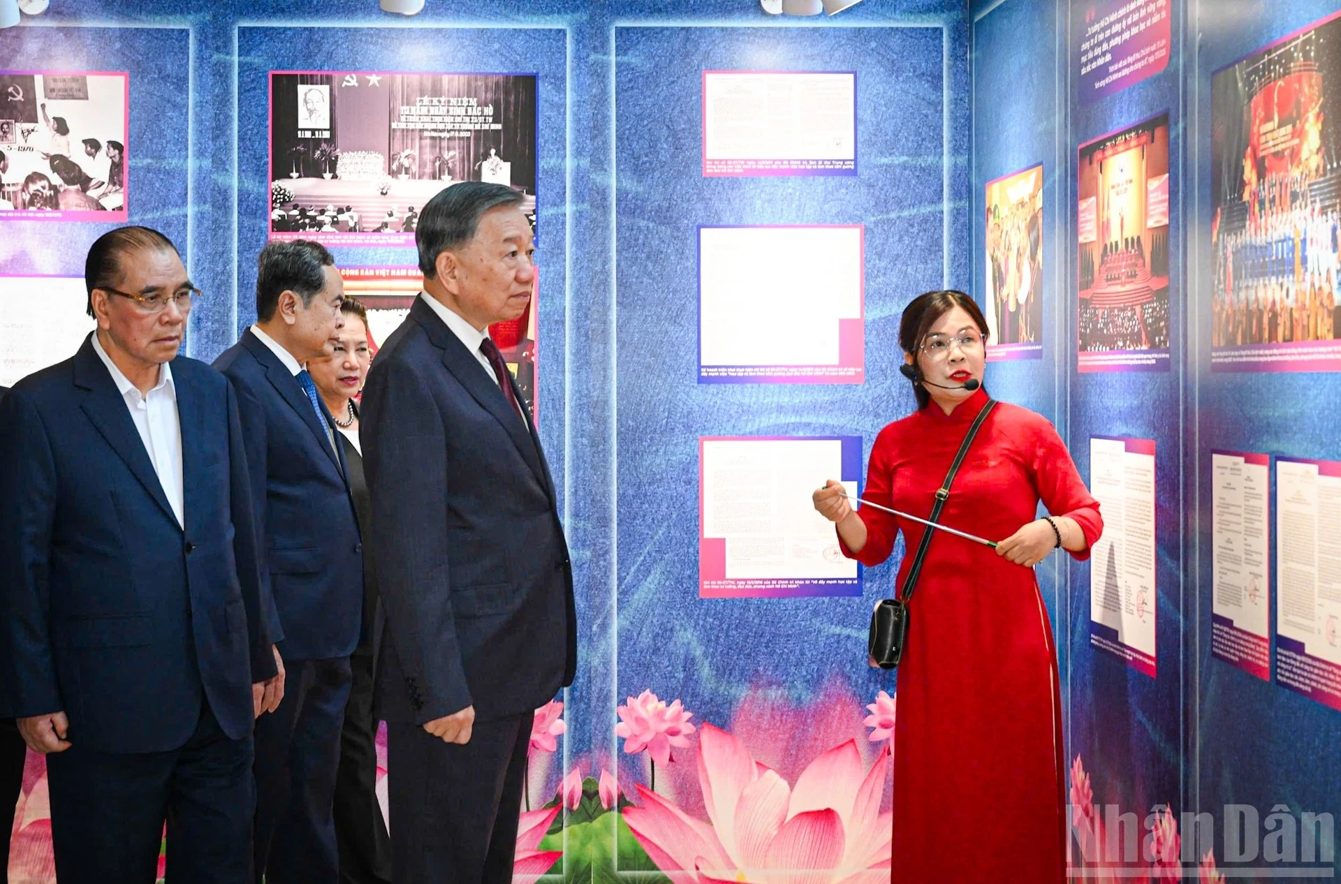 Tổng Bí thư, Chủ tịch nước Tô Lâm cùng các đồng chí lãnh đạo, nguyên lãnh đạo Đảng, Nhà nước tham quan trưng bày "Những tấm gương bình dị mà cao quý". (Ảnh: DUY LINH-TRẦN HẢI)
