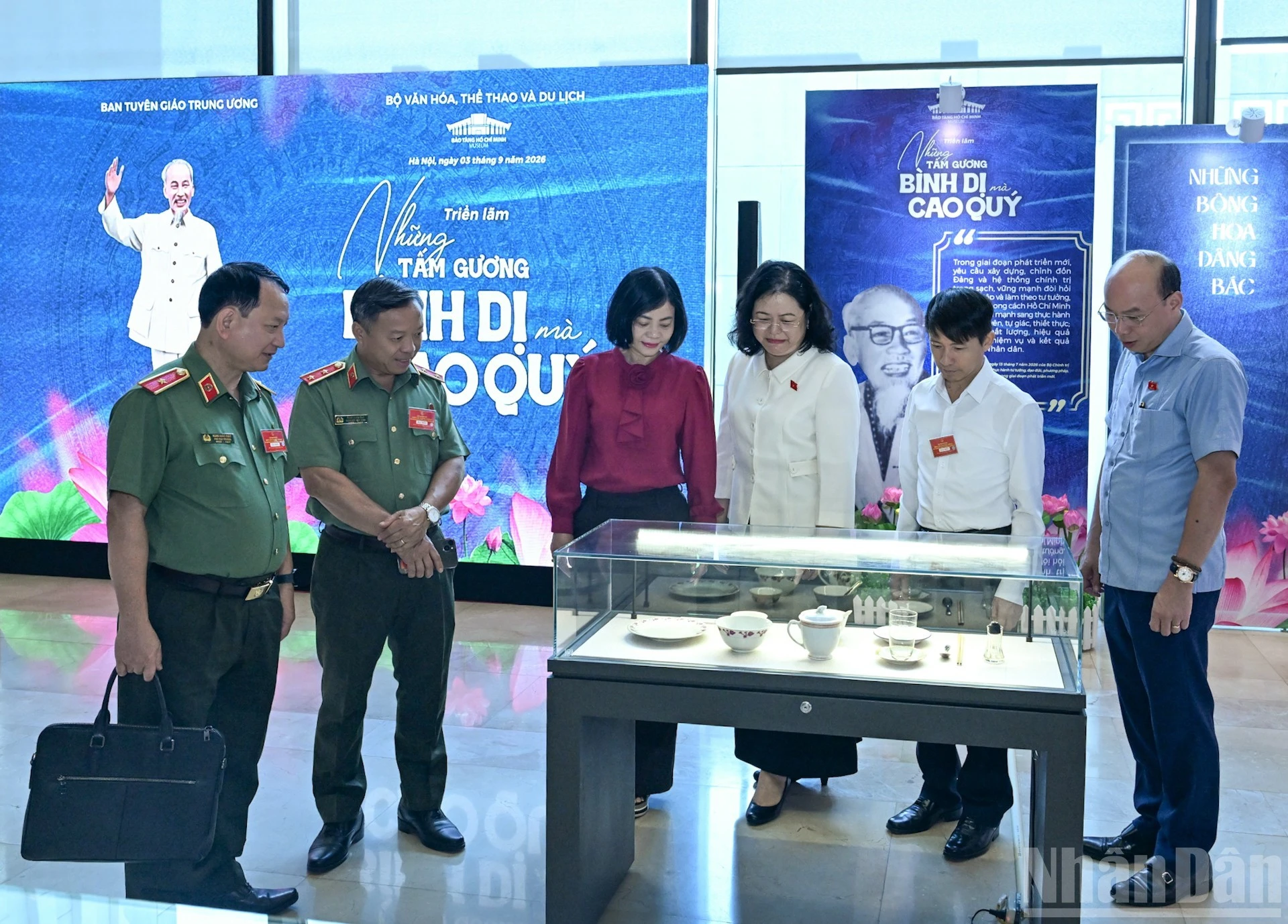 Các đại biểu tham quan trưng bày "Những tấm gương bình dị mà cao quý". (Ảnh: DUY LINH-TRẦN HẢI)