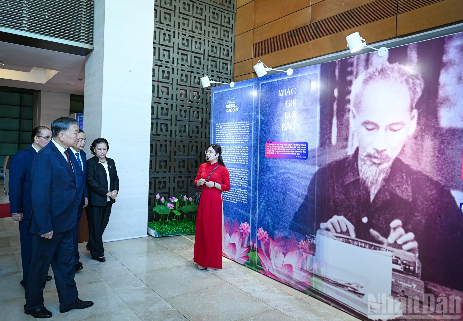 Tổng Bí thư, Chủ tịch nước Tô Lâm cùng các đồng chí lãnh đạo, nguyên lãnh đạo Đảng, Nhà nước tham quan trưng bày "Những tấm gương bình dị mà cao quý". (Ảnh: DUY LINH-TRẦN HẢI)