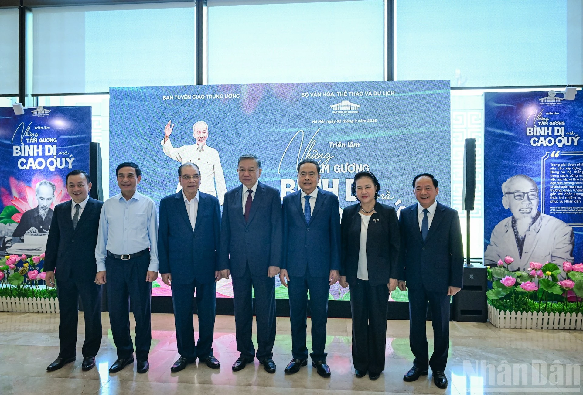 Tổng Bí thư, Chủ tịch nước Tô Lâm cùng các đồng chí lãnh đạo, nguyên lãnh đạo Đảng, Nhà nước tham quan trưng bày "Những tấm gương bình dị mà cao quý". (Ảnh: DUY LINH-TRẦN HẢI)