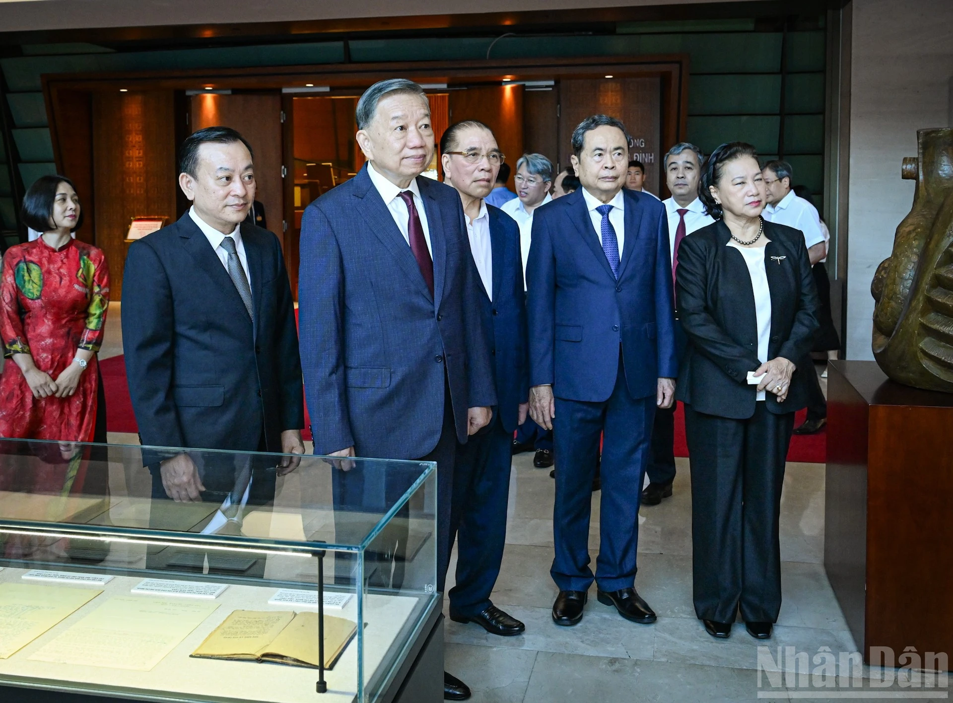 Tổng Bí thư, Chủ tịch nước Tô Lâm cùng các đồng chí lãnh đạo, nguyên lãnh đạo Đảng, Nhà nước tham quan trưng bày "Những tấm gương bình dị mà cao quý". (Ảnh: DUY LINH-TRẦN HẢI)