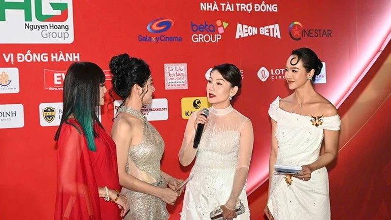 Các diễn viên, nghệ sĩ trên thảm đỏ.