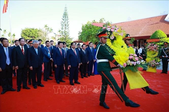 Thủ tướng Phạm Minh Chính dâng hoa tại Khu lưu niệm Thủ tướng Phạm Văn Đồng ở xã Mộ Đức, tỉnh Quảng Ngãi.