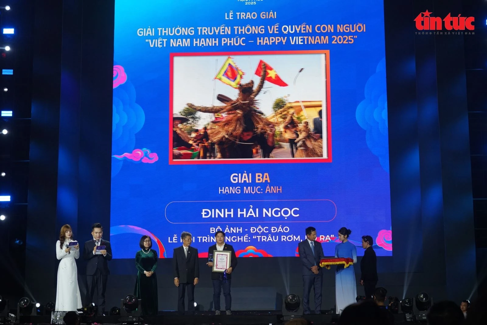 Các tác giả vinh dự nhận giải Ba tại Lễ trao Giải thưởng truyền thông về quyền con người ‘Việt Nam hạnh phúc’.
