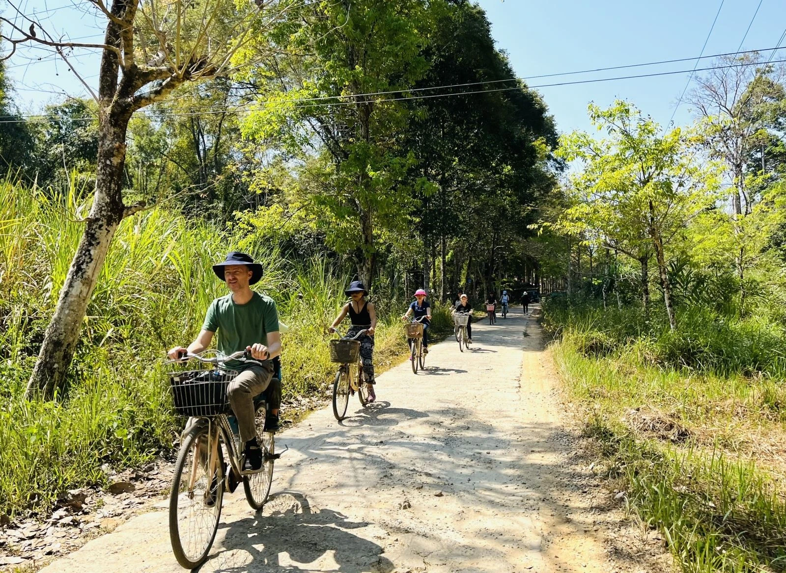 Du khách đi tham quan, trải nghiệm tại rừng Nam Cát Tiên, tỉnh Lâm Đồng.