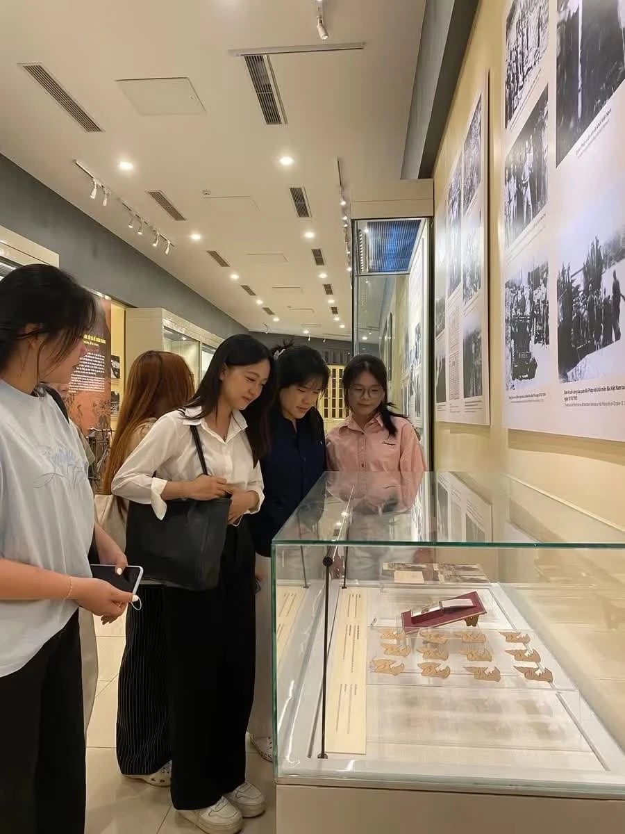 Các bạn trẻ tham quan, tìm hiểu về huy hiệu "Chiến sĩ Điện Biên Phủ" tại không gian trưng bày của Bảo tàng Lịch sử Quốc gia.