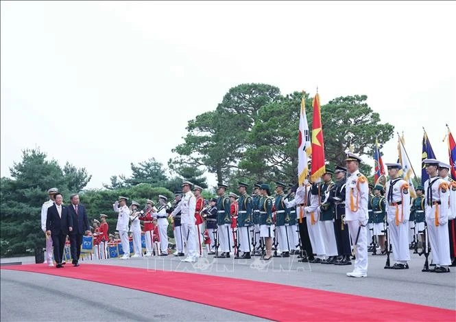 Tổng thống Lee Jae Myung và Tổng Bí thư Tô Lâm duyệt đội danh dự tại Lễ đón.