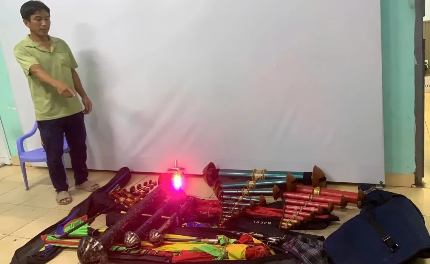 Đối tượng cùng tang vật tại cơ quan công an.
