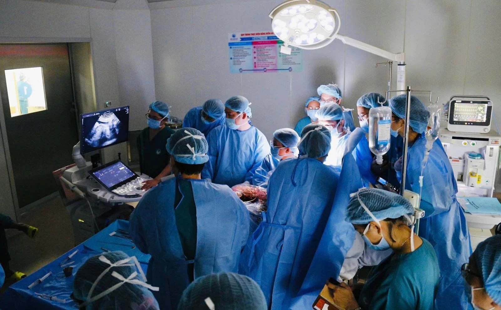 Êkíp bác sĩ Bệnh viện Từ Dũ và Bệnh viện Nhi Đồng 1 phối hợp thực hiện ca thông tim can thiệp cho thai nhi bị hẹp van động mạch phổi nặng.