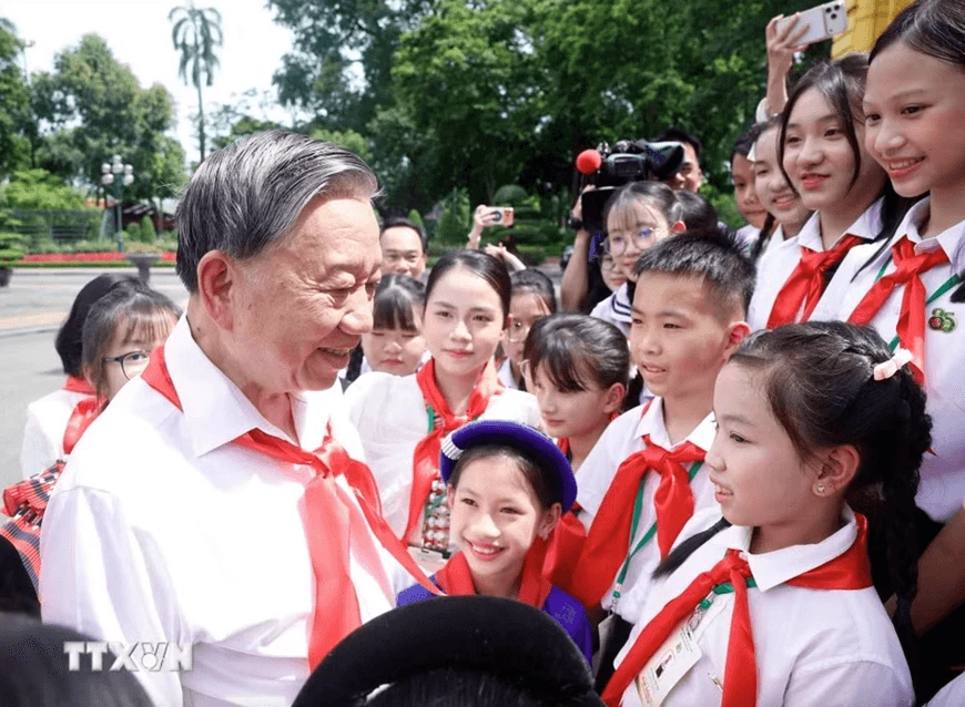 Tổng Bí thư, Chủ tịch nước Tô Lâm với các Đội viên tiêu biểu tại chương trình gặp mặt 85 đội viên tiêu biểu toàn quốc, ngày 14-5-2026. Ảnh: TTXVN.