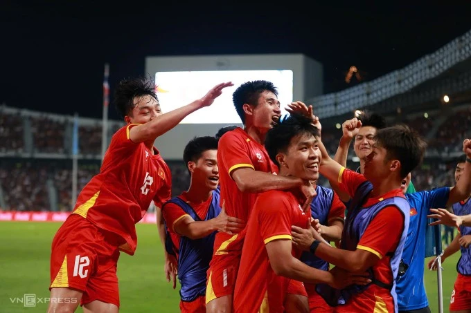 Các cầu thủ U22 Việt Nam ăn mừng chiến thắng.
